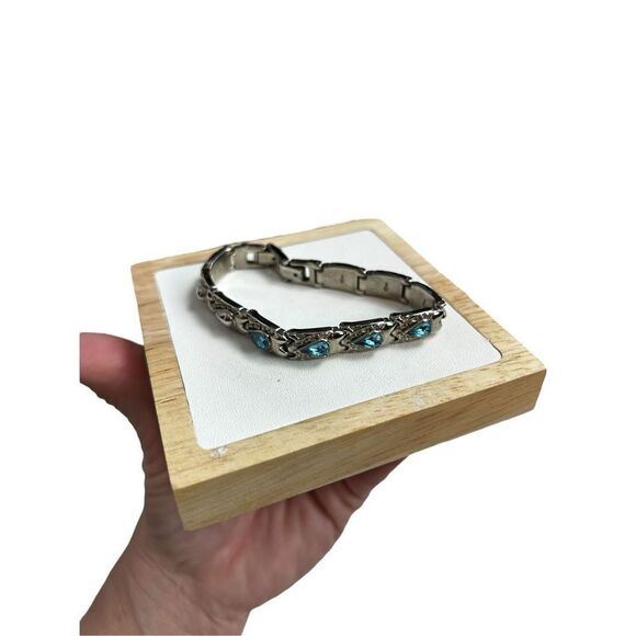 Silver linked bracket with blue tear drop crystal rhinestone accent - Picture 5 of 12